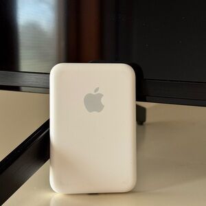 Apple MagSafe Battery in Classic White